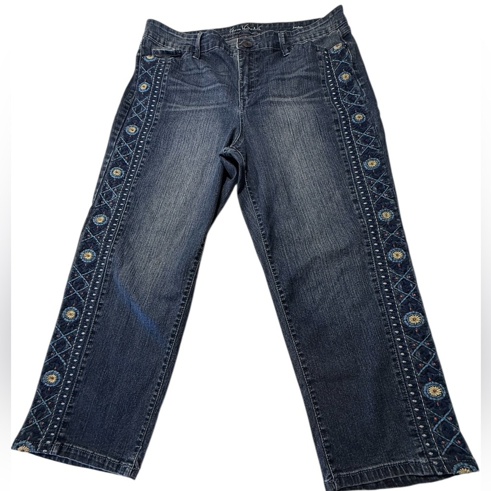 Gloria Vanderbilt Embroidered Capri length Jeans